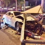 ‘ไฮโซบอส’ ซิ่งบีเอ็มหรูหักหลบสิบล้อ เสยไฟฟ้ากลางวิภาวดีพังยับ (คลิป)