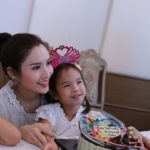 แอฟ โพสต์ เมื่ออุ้มลูกไม่ไหว มีคนตามใจอุ้มให้ น้องปีใหม่ ก็จะเยาะเย้ยแม่ประมาณนี้