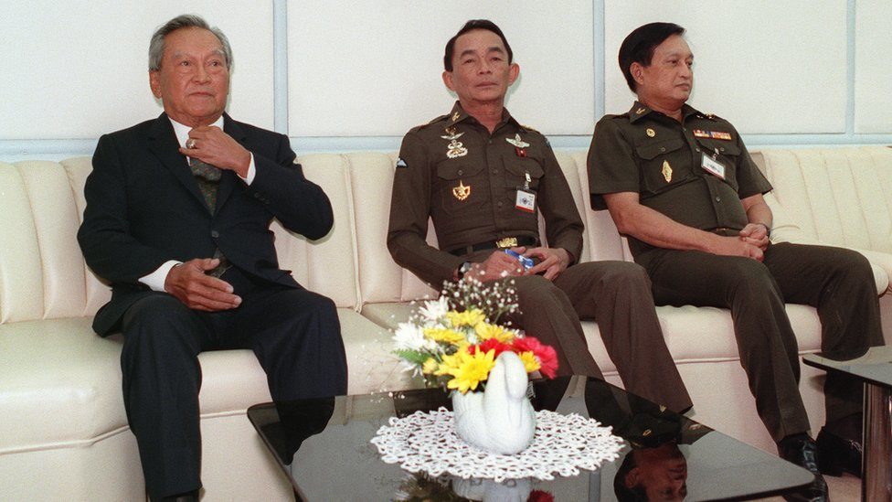 พล.อ.สุนทร คงสมพงษ์ อดีตผู้บัญชาการทหารสูงสุด (กลาง) บิดาของ พล.อ. อภิรัชต์ เคียงข้าง พล.อ. ชาติชาย ชุณหะวัณ อดีตนายกรัฐมนตรี (ซ้าย) เมื่อเดือน ม.ค. 2534 ก่อนเกิดการรัฐประหารในเดือน ก.พ.