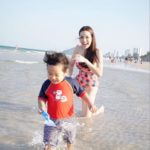 คนแห่จับผิด! อ๋อม สกาวใจ อวดหุ่นใส่ชุดว่ายน้ำ พาลูกเล่นน้ำทะเล