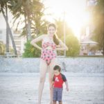 คนแห่จับผิด! อ๋อม สกาวใจ อวดหุ่นใส่ชุดว่ายน้ำ พาลูกเล่นน้ำทะเล