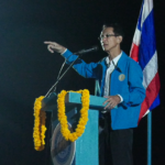 ผู้สมัคร ประชาธิปัตย์ บอกชาวบ้าน อย่าเลือกพรรคสีแดง ให้กาสีฟ้าพัฒนาประเทศ