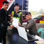 ทั้งที่ผิดก็ยังรัก! ตำรวจโปรยรอยยิ้ม แจกดอกไม้แทนใบสั่ง วันวาเลนไทน์