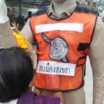 ยายหอบพวงมาลัย กราบจ่าเฉย หลังให้โชค 3 งวดซ้อน แถมลูกสอบติด!