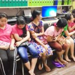 ทหารสนธิตำรวจ กรมแรงงาน บุกจับ 27 แรงงานต่างด้าว คาโรงงานเย็บผ้า