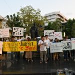 นศ.รวมตัวจุดเทียนลานปรีดี ต้านรัฐประหาร จี้ ทหารเคารพประชาชน เดินหน้าเลือกตั้ง 24 มี.ค.
