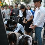 นศ.รวมตัวจุดเทียนลานปรีดี ต้านรัฐประหาร จี้ ทหารเคารพประชาชน เดินหน้าเลือกตั้ง 24 มี.ค.