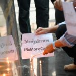 นศ.รวมตัวจุดเทียนลานปรีดี ต้านรัฐประหาร จี้ ทหารเคารพประชาชน เดินหน้าเลือกตั้ง 24 มี.ค.