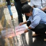 นศ.รวมตัวจุดเทียนลานปรีดี ต้านรัฐประหาร จี้ ทหารเคารพประชาชน เดินหน้าเลือกตั้ง 24 มี.ค.