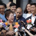 มาแล้ว! ภาพชุด 'แม่สมพร' โผล่เซอร์ไพรส์ธนาธร ขอกำลังใจ เป็นคะแนนให้ลูกชาย!
