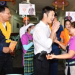 ธนาธร พร้อมพรรคลุยหาเสียง ขอโทษชาวบ้าน ป้ายขวางทางเท้า ยันรีบเคลียร์ทันที