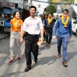 ธนาธร พร้อมพรรคลุยหาเสียง ขอโทษชาวบ้าน ป้ายขวางทางเท้า ยันรีบเคลียร์ทันที