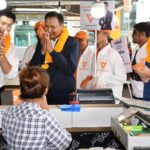 ธนาธร พร้อมพรรคลุยหาเสียง ขอโทษชาวบ้าน ป้ายขวางทางเท้า ยันรีบเคลียร์ทันที