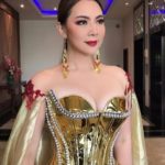 บุ๋ม โพสต์คลิปใครจะเข้าใจ ใส่ชุดรัด-ติดไมค์หว่างขา คนแห่ขอโทษไม่มองหน้า-มองนม!