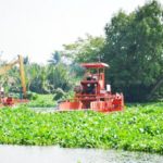 เร่งกำจัด ผักตบชวา ลอยเต็มท่าจีน อัดแน่นกว่า 1 ก.ม. จนเรือติดนาน 5 ชั่วโมง