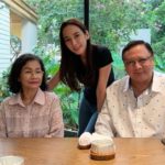 เขินหนัก อั้ม โพสต์อวยพรวันเกิด พก โทรไปร้องเพลงให้ฟัง โกนเคราเกลี้ยงมาเจอพ่อแม่!