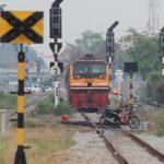 แฉภาพชาวบ้าน ขี่รถตัดหน้ารถไฟกันเป็นขบวน แถมมีเด็กซ้อนมาด้วย แบบไม่กลัวตาย