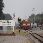 แฉภาพชาวบ้าน ขี่รถตัดหน้ารถไฟกันเป็นขบวน แถมมีเด็กซ้อนมาด้วย แบบไม่กลัวตาย