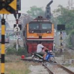 แฉภาพชาวบ้าน ขี่รถตัดหน้ารถไฟกันเป็นขบวน แถมมีเด็กซ้อนมาด้วย แบบไม่กลัวตาย