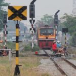 แฉภาพชาวบ้าน ขี่รถตัดหน้ารถไฟกันเป็นขบวน แถมมีเด็กซ้อนมาด้วย แบบไม่กลัวตาย