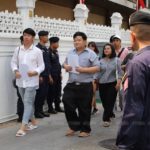 เพนกวิน กลุ่ม นศ. อ่านแถลงหน้าทำเนียบ แขวนกระเทียม ไล่นายกฯ โดนรวบทันที!