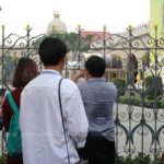 เพนกวิน กลุ่ม นศ. อ่านแถลงหน้าทำเนียบ แขวนกระเทียม ไล่นายกฯ โดนรวบทันที!