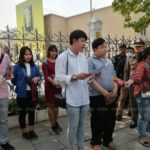 เพนกวิน กลุ่ม นศ. อ่านแถลงหน้าทำเนียบ แขวนกระเทียม ไล่นายกฯ โดนรวบทันที!