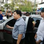 เพนกวิน กลุ่ม นศ. อ่านแถลงหน้าทำเนียบ แขวนกระเทียม ไล่นายกฯ โดนรวบทันที!