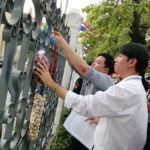 เพนกวิน กลุ่ม นศ. อ่านแถลงหน้าทำเนียบ แขวนกระเทียม ไล่นายกฯ โดนรวบทันที!