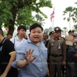เพนกวิน กลุ่ม นศ. อ่านแถลงหน้าทำเนียบ แขวนกระเทียม ไล่นายกฯ โดนรวบทันที!