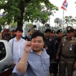 เพนกวิน กลุ่ม นศ. อ่านแถลงหน้าทำเนียบ แขวนกระเทียม ไล่นายกฯ โดนรวบทันที!