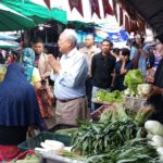 สุเทพ ลุยนราธิวาส ขอดับไฟใต้ ชาวบ้านรุมเซลฟี่ อ้อนแรง รักลุงกำนันกา รปช.ด้วย