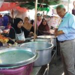 สุเทพ ลุยนราธิวาส ขอดับไฟใต้ ชาวบ้านรุมเซลฟี่ อ้อนแรง รักลุงกำนันกา รปช.ด้วย