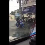 เปิดคลิปอีกมุม! หนุ่มบุกเดี่ยวไล่ฟันช่างในอู่ ก่อนถูกรุมต่อยหน้าร้าน เผยเหตุก่อนลงมือ(คลิป)
