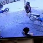 เปิดคลิปอีกมุม! หนุ่มบุกเดี่ยวไล่ฟันช่างในอู่ ก่อนถูกรุมต่อยหน้าร้าน เผยเหตุก่อนลงมือ(คลิป)