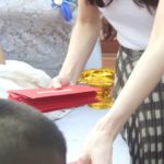 อั้ม สวยใจบุญ แจกซองแดงเป็นปึก ให้เด็กๆ ที่วัดท่าไม้ น้องๆกรี๊ดหนัก-โผกอดแน่น(คลิป)