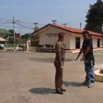 หนุ่มแค้นจัด ตำรวจจับเสพยา 2 หน บุกเอาคืน ราดน้ำมันรอบโรงพัก จุดไฟเผา 