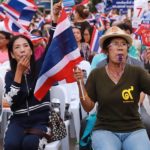 'เทือก' มาแล้ว! ปราศรัยเตือนความเลวร้ายทักษิณ แฟนคลับเป่านกหวีดรับดังกระหึ่ม