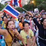 'เทือก' มาแล้ว! ปราศรัยเตือนความเลวร้ายทักษิณ แฟนคลับเป่านกหวีดรับดังกระหึ่ม