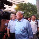 'เทือก' มาแล้ว! ปราศรัยเตือนความเลวร้ายทักษิณ แฟนคลับเป่านกหวีดรับดังกระหึ่ม