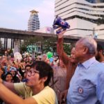 'เทือก' มาแล้ว! ปราศรัยเตือนความเลวร้ายทักษิณ แฟนคลับเป่านกหวีดรับดังกระหึ่ม