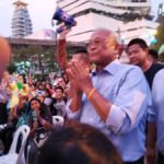 'เทือก' มาแล้ว! ปราศรัยเตือนความเลวร้ายทักษิณ แฟนคลับเป่านกหวีดรับดังกระหึ่ม