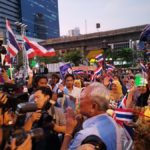 'เทือก' มาแล้ว! ปราศรัยเตือนความเลวร้ายทักษิณ แฟนคลับเป่านกหวีดรับดังกระหึ่ม