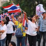 'เทือก' มาแล้ว! ปราศรัยเตือนความเลวร้ายทักษิณ แฟนคลับเป่านกหวีดรับดังกระหึ่ม