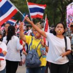 'เทือก' มาแล้ว! ปราศรัยเตือนความเลวร้ายทักษิณ แฟนคลับเป่านกหวีดรับดังกระหึ่ม