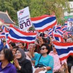 'เทือก' มาแล้ว! ปราศรัยเตือนความเลวร้ายทักษิณ แฟนคลับเป่านกหวีดรับดังกระหึ่ม