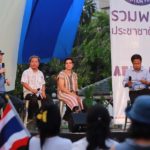'เทือก' มาแล้ว! ปราศรัยเตือนความเลวร้ายทักษิณ แฟนคลับเป่านกหวีดรับดังกระหึ่ม