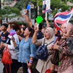 'เทือก' มาแล้ว! ปราศรัยเตือนความเลวร้ายทักษิณ แฟนคลับเป่านกหวีดรับดังกระหึ่ม