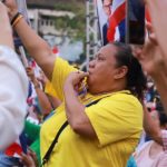 'เทือก' มาแล้ว! ปราศรัยเตือนความเลวร้ายทักษิณ แฟนคลับเป่านกหวีดรับดังกระหึ่ม