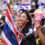 'เทือก' มาแล้ว! ปราศรัยเตือนความเลวร้ายทักษิณ แฟนคลับเป่านกหวีดรับดังกระหึ่ม